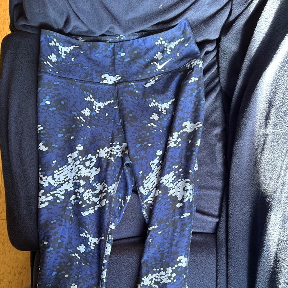 Nike Capri Workout Leggings - Picture 3 of 3